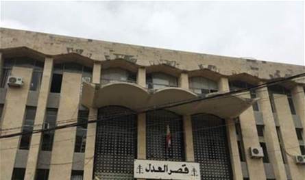 In the Qasr Al -Nabatiyeh Palace, a gift is received from one of the clients