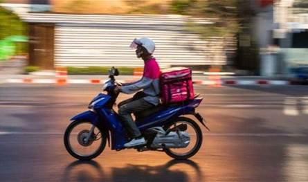 Through the Delivery service … this is what he was connected to university students in Beirut (photo)
