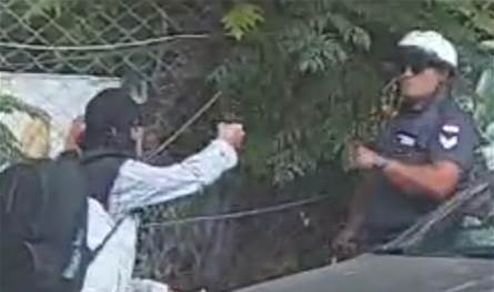 After yesterday, he is a pistol in the face of a traffic component in Sidon .. The Information Division stops him