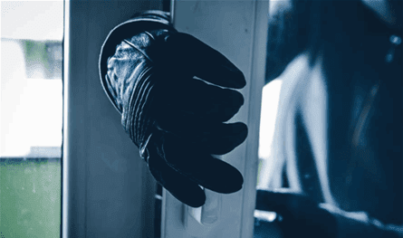 He entered the supermarket and stole money and goods of $ 5,000 … and the security circulates its image