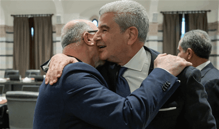 In pictures .. a hug between Issa El -Khoury and the Minister of the King