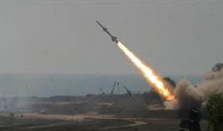 The sirens of the warning dot in Tel Aviv .. The Israeli army intercepts a missile launched from Yemen