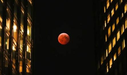 Tonight .. A total eclipse of the moon darkens the sky 5 hours over Egypt and the Arab world