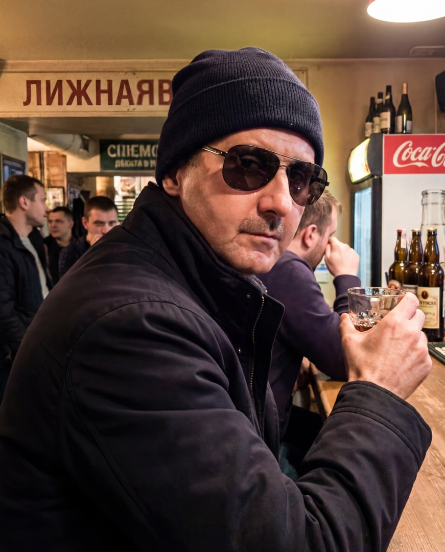 بنظارة شمسية وقبعة سوداء داخل حانة في روسيا... صورة للأسد تثير الجدل!