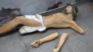 بالفيديو: بعد سوريا… كسر الصليب في بيروت بأيادي سوداء- غليان مسيحي: احذروا!