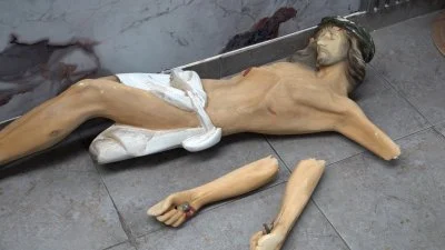 بالفيديو: بعد سوريا... كسر الصليب في بيروت بأيادي سوداء- غليان مسيحي: احذروا!