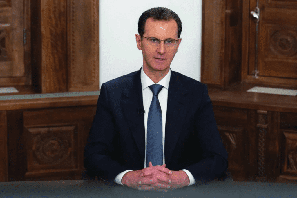 بنظارة شمسية وقبعة سوداء داخل حانة في روسيا... صورة للأسد تثير الجدل!