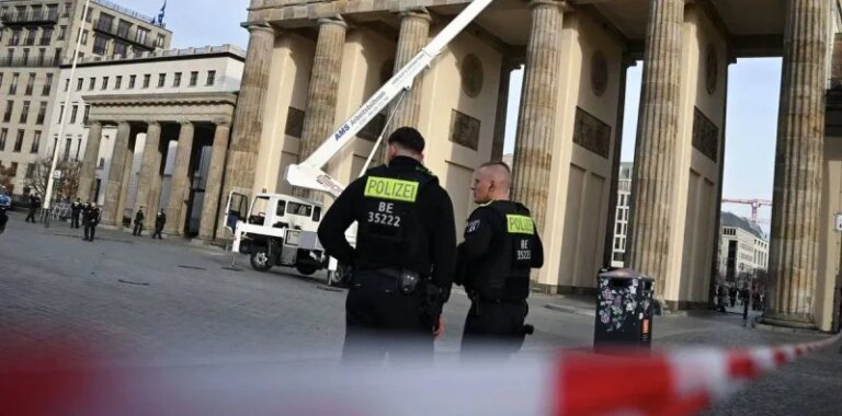 A thief tries to rob a bank in Milan… and the safe held him for 9 hours!