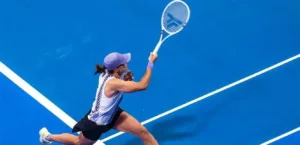 Iga Świjontek in a decisive confrontation with Maria Sakkari in the quarter-finals