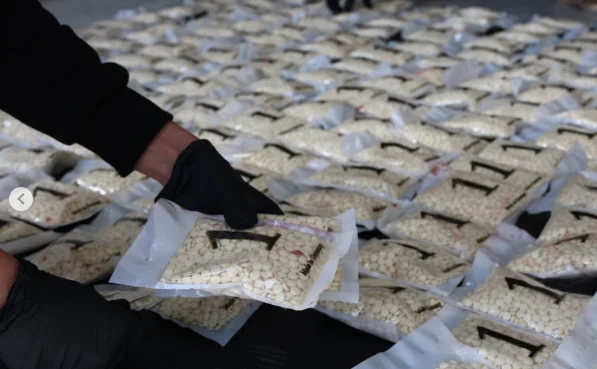 Iraq succeeds in dismantling an international drug smuggling network and seizing 300,000 narcotic pills inside Syrian territory