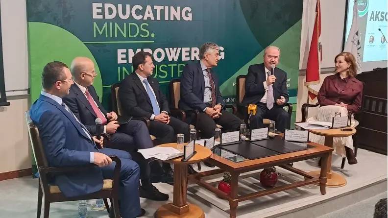 Political message from the university: “There is no progress without digitization and accountability”