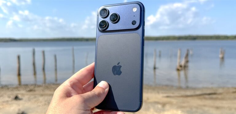 The mystery of the small hole in the iPhone: a secret microphone hiding behind the lenses!