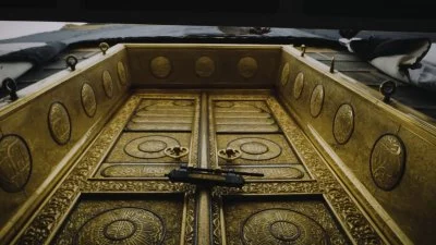 بالفيديو: “كسوة الكعبة” تهدى بطريقة معيبة لشخصية مشبوهة… وثيقة سرية تكشف المستور:هكذا وصلت الى جزيرة الظلام!