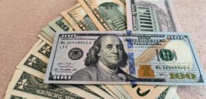 Gulf competition: golden opportunities for oil and arms companies