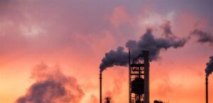 The disruption of navigation in the Strait of Hormuz increases oil prices and increases global concerns