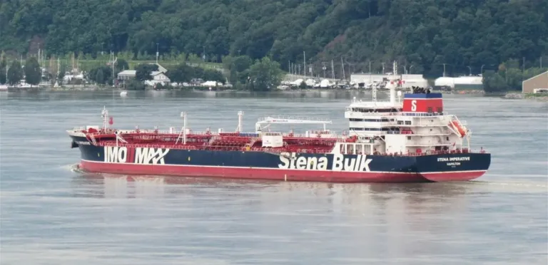 The United States pumps record amounts of oil to global markets
