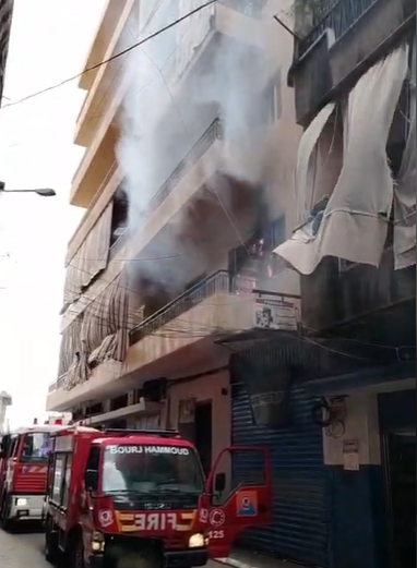 Fire engulfs a residential apartment in Sad El-Bouchrieh… and cases of suffocation occur among residents (video)