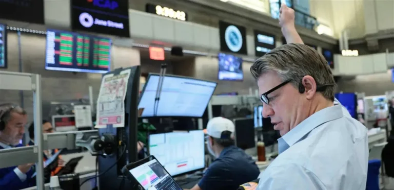 Volatility on Wall Street as AI stocks fall