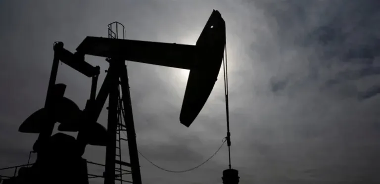 For fear of a jump in prices.. How do oil markets face scenarios of closing the Strait of Hormuz?