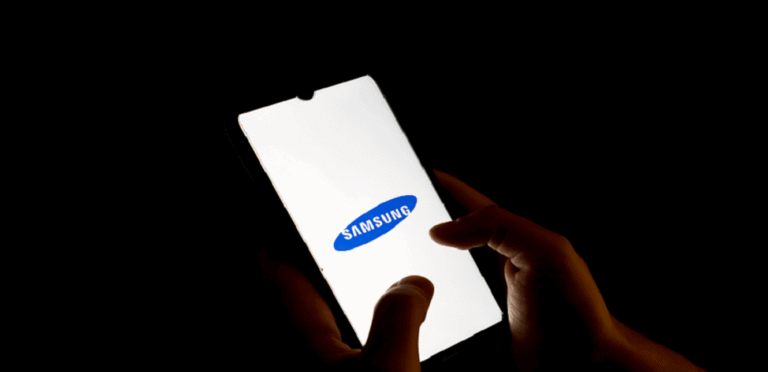 Why does a small flashing dot appear on the Samsung phone screen?