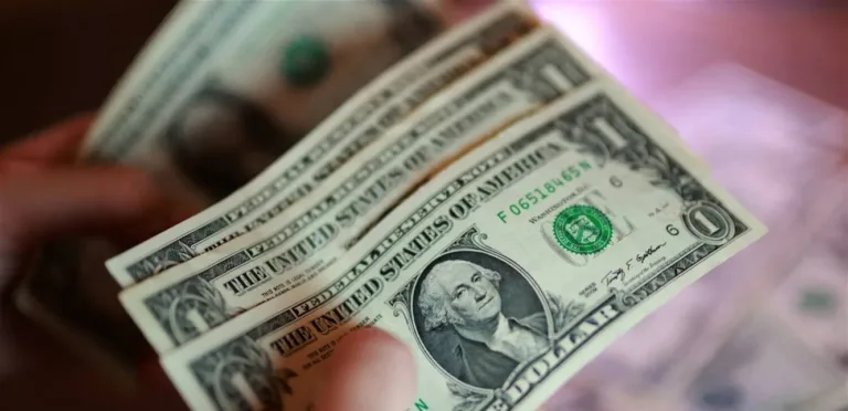 The dollar stabilizes… and an awaited session in America represents a prominent event