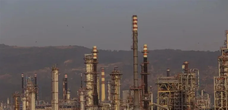 India clings to Russian oil and delays the resumption of crude imports from the Gulf