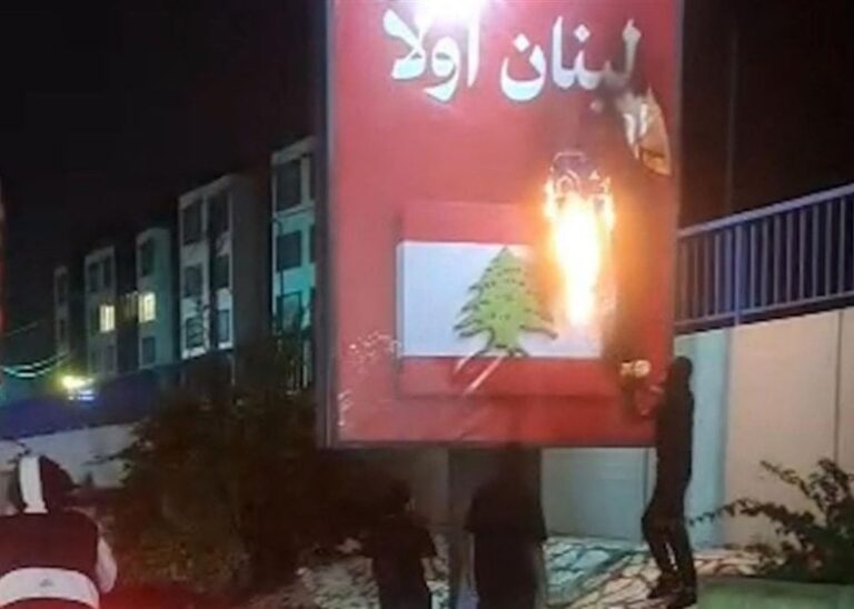 Fire engulfs “Lebanon First”… Burning a sign on the airport road (video)