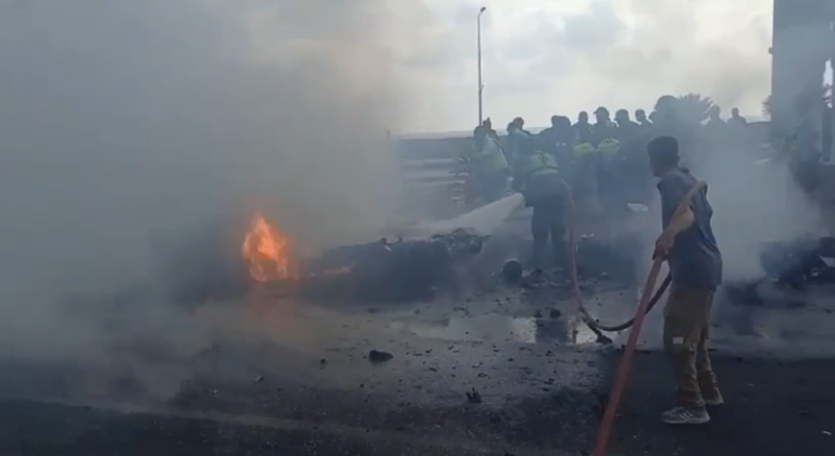 A bloody day in the south… a car was targeted in front of the Red Cross Center in Tire (video)