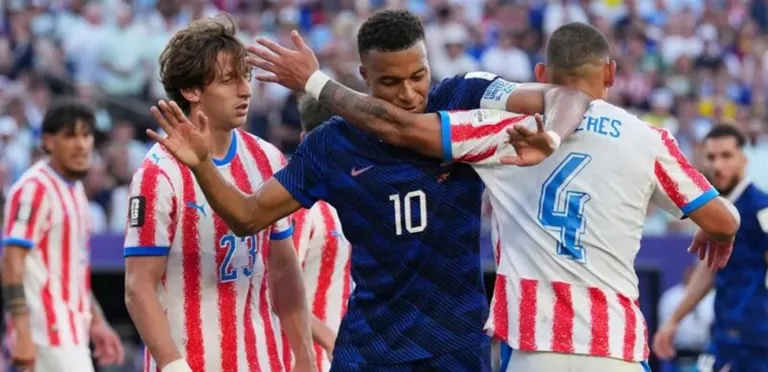 For fear of an attack by Paraguayan players…the France coach surrounds Mbappe with “special guard”