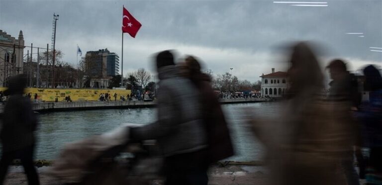 After a series of earthquakes… a seismologist warns the residents of Istanbul: The next week is pivotal
