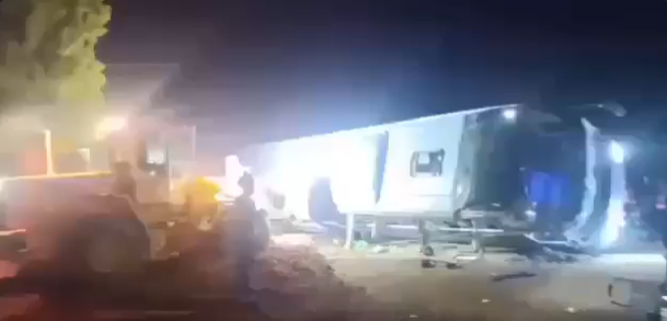 Tragedy on the Umrah road… dead and injured when a bus coming from Sidon overturns (video)