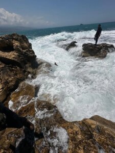 Huge waves and strong currents…an urgent warning from the Civil Defense (video)