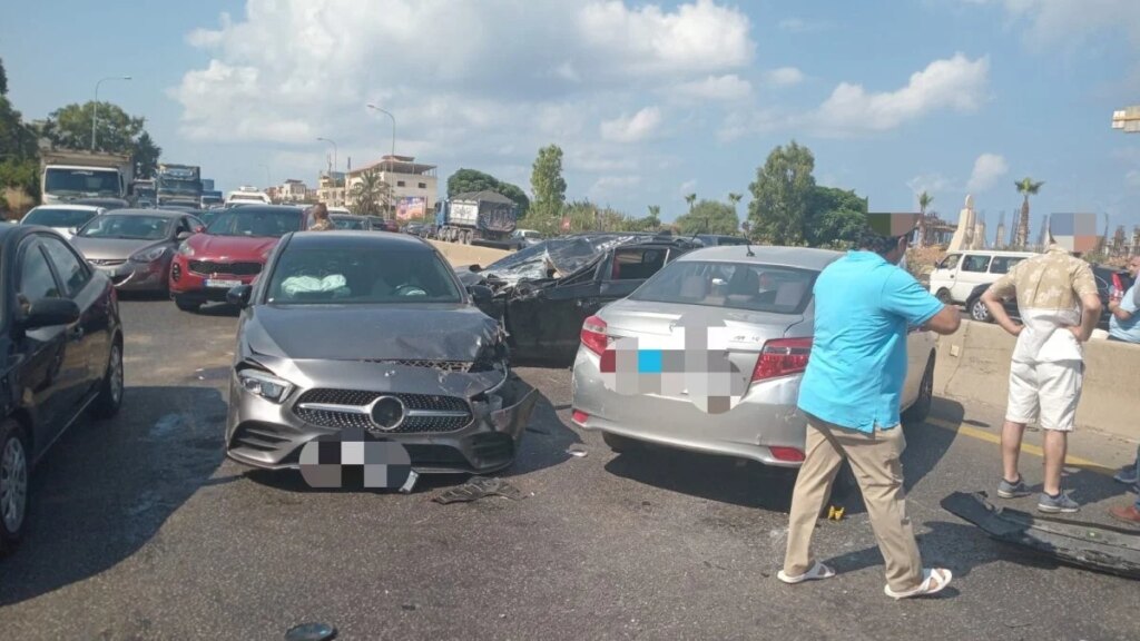 Soft under traffic pressure… 5 vehicles in one accident!