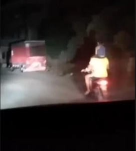 An incredible scene on the road… a child on a cyclist’s shoulder (video)