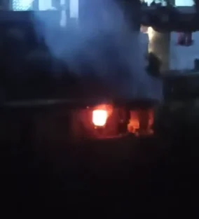 Smoke covers the area…a fire inside a house in Tripoli (video)