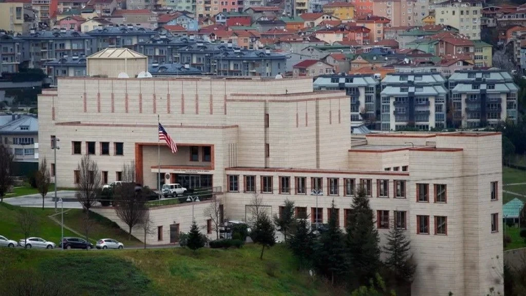 The US Embassy praises the restructuring of banks…and attention is drawn to the “gap”