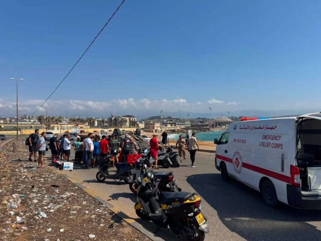 Two successive accidents in Tripoli: a young woman is injured and a car overturns on the Corniche
