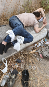 An armed attack in the old Sunday market resulted in a young man being injured and fleeing to the unknown