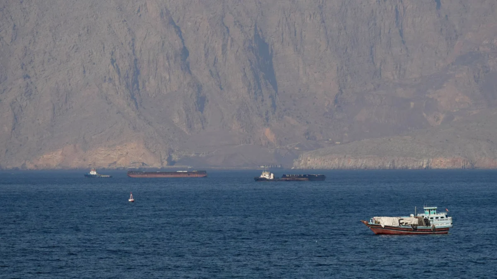The Revolutionary Guard announces the targeting of an oil tanker in Hormuz following “illegal crossing”