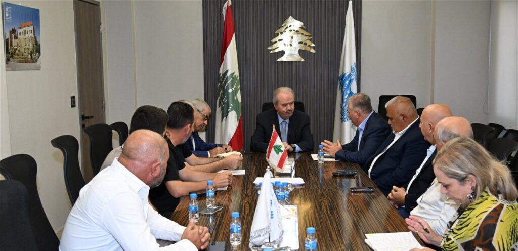 The Minister of Commerce discusses with fruit and vegetable exporters ways to stimulate agricultural exports and overcome obstacles
