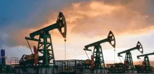 Brent concludes trading above $104…and US crude suffers a weekly loss of 8%