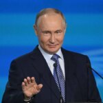 Moscow welcomes Trump’s envoys and hints at an upcoming summit with Putin
