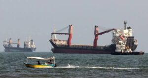 Mystery surrounds the Hormuz incident: the crew of a ship that caught fire was evacuated under ambiguous circumstances