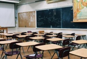 Class overcrowding crisis in the south: “fatal” integration decisions double students’ suffering amid educational warnings