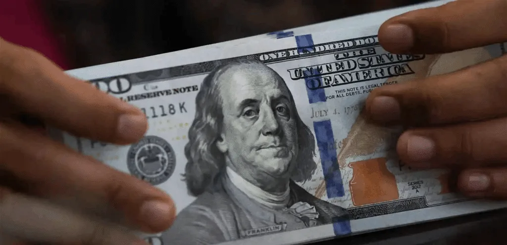A new batch of cash in US currency arrives in Iraq