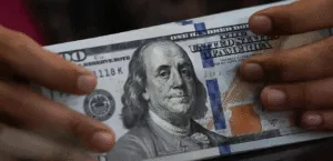 A new batch of cash in US currency arrives in Iraq
