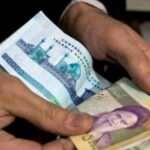 The collapse of the Iranian riyal continues despite the pumping of two billion dollars into the markets