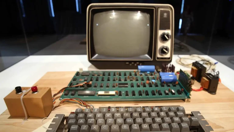 From scrap to historical treasure…the old Apple computer sweeps auctions and breaks records
