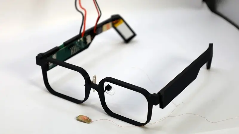 Smart glasses that generate their energy from the user’s facial expressions
