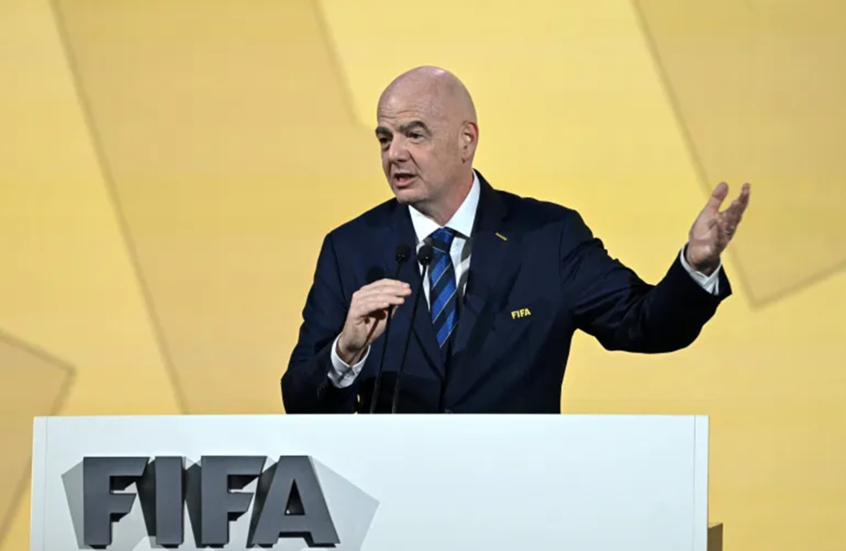 Infantino is surprised with an unprecedented gift in the Japanese capital
